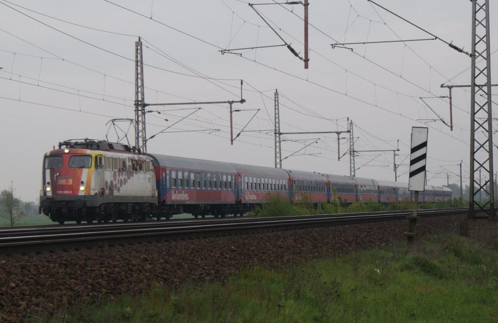 110 329-0 mit einem Sonderzug fuhr am 08.05.2010 richtung Wunstorf.Fotografiert bei Dedensen/Gmmer.