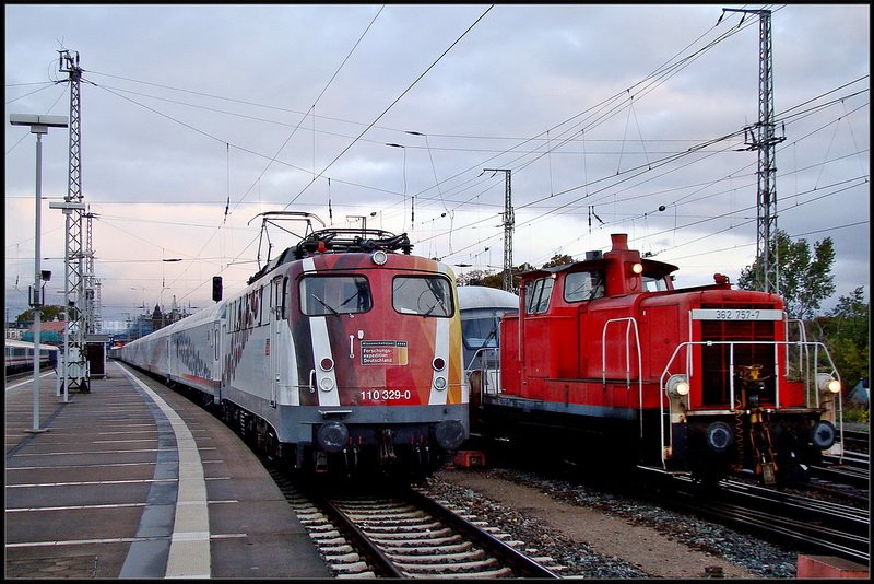 110 329-0 -ScienceExpress- zu Gast im Hbf Stralsund.  am 18.10.09 