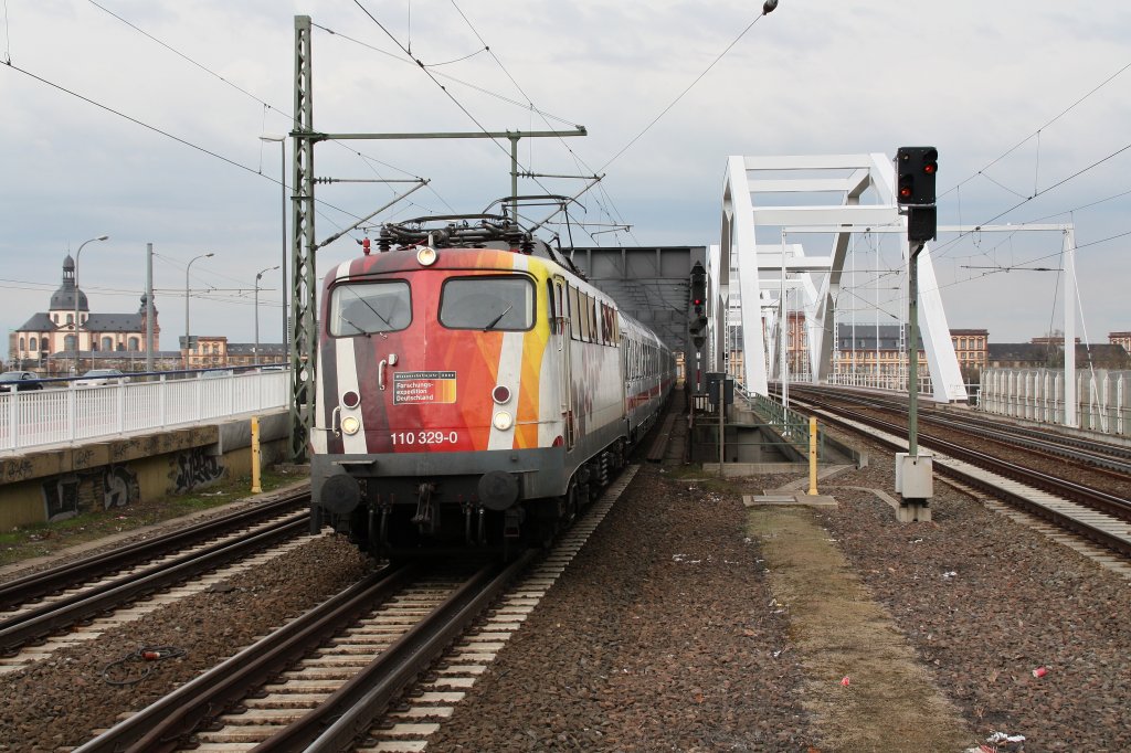 110 329 mit IC 2054 von Frankfurt(Main)Hbf nach Saarbrcken Hbf.Am 30.03.10 bei der durchfahrt in Ludwigshafen Mitte.