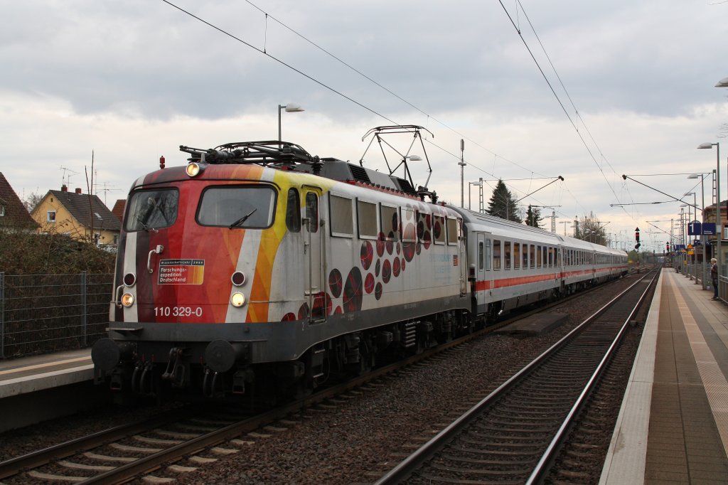 110 329  Science Express-Lok  mit IC 2054 von Frankfurt(Main)Hbf nach Saarbrcken Hbf (Zug hatte +30).Am 29.03.10 beim Halt in Heppenheim.