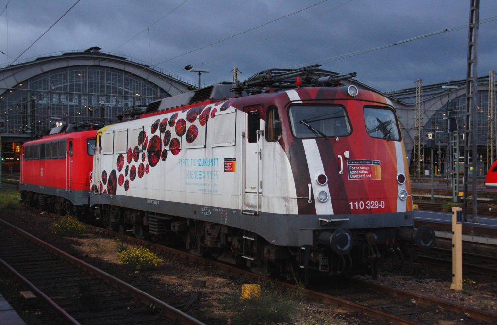 110 329 steht am Morgen des 28.11.09 vor dem Leipziger Hbf.