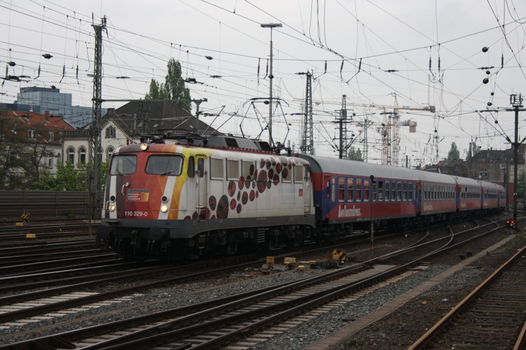 110 329 zog am 08.05.2010 einen Sonderzug von Kassel nach Bremen hier beim Halt in Hannover HBF. Die Lok hatte am 13.05.2010 Fristablauf und wurde dann in Dortmund abgestellt und wartet auf ihr weiteres Schicksal das war ihre letzte groe Fahrt durch Hannover ruhe in Frieden.