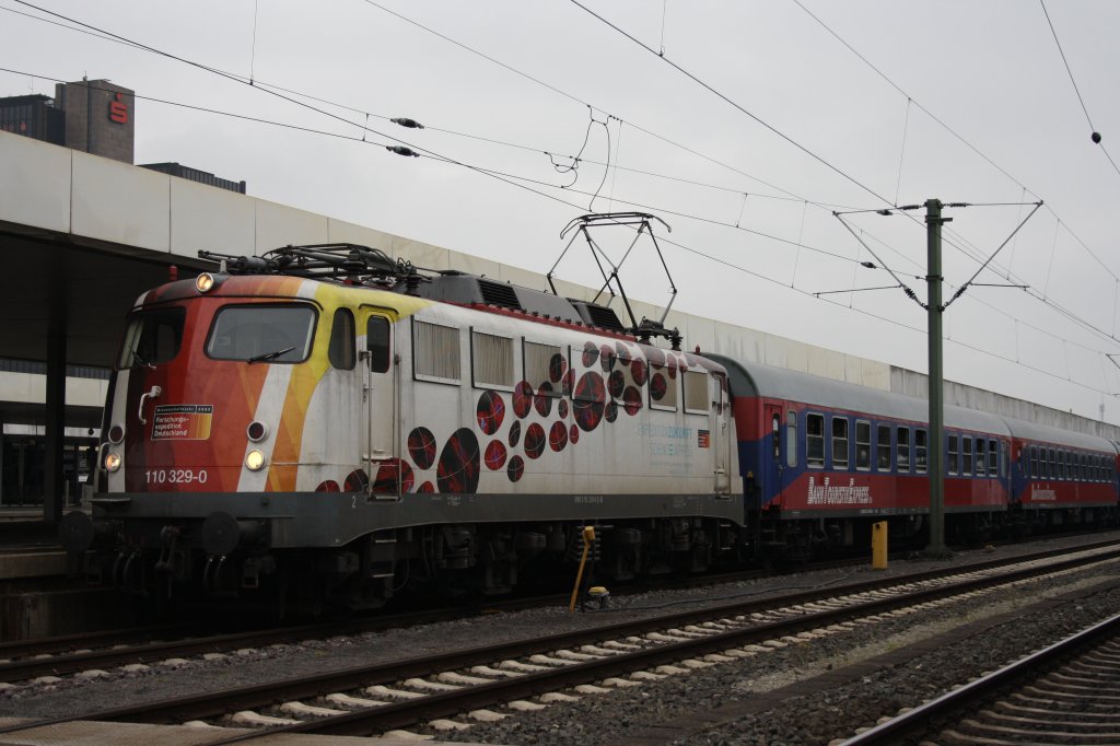 110 329 zog am 08.05.2010 einen Sonderzug von Kassel nach Bremen hier beim Halt in Hannover HBF. Die Lok hatte am 13.05.2010 Fristablauf und wurde dann in Dortmund abgestellt und wartet auf ihr weiteres Schicksal das war ihre letzte groe Fahrt durch Hannover ruhe in Frieden.