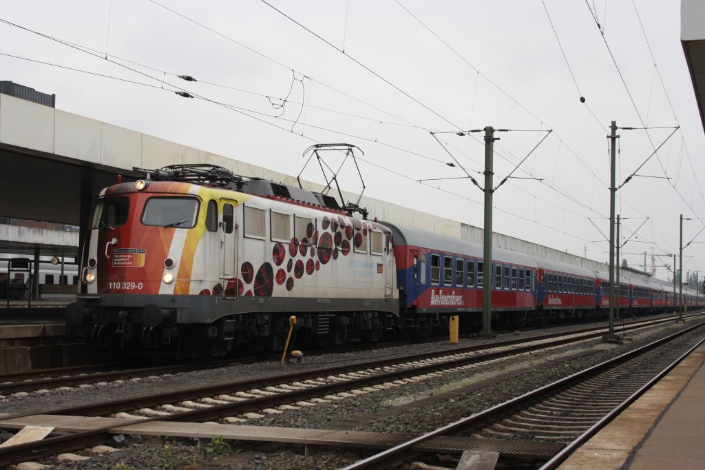 110 329 zog am 08.05.2010 einen Sonderzug von Kassel nach Bremen hier beim Halt in Hannover HBF. Die Lok hatte am 13.05.2010 Fristablauf und wurde dann in Dortmund abgestellt und wartet auf ihr weiteres Schicksal das war ihre letzte groe Fahrt durch Hannover ruhe in Frieden.