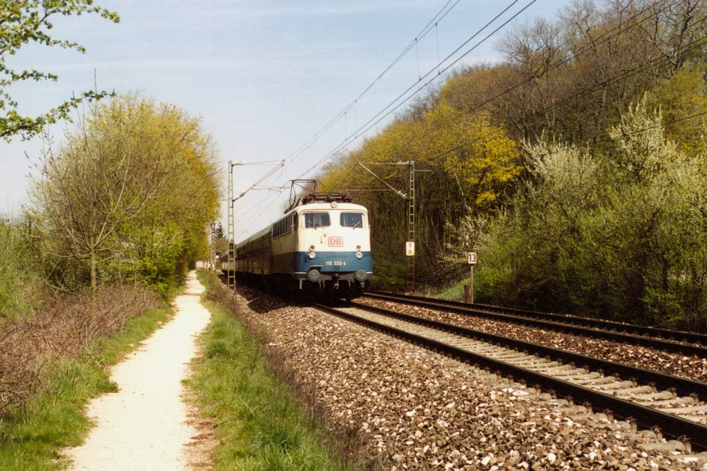 110 332-4 mit RE 19922 Nrnberg-Stuttgart am 21.04.2000 bei Oberasbach.
gescantes Foto

