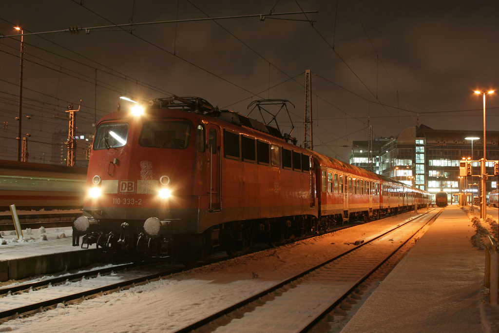 110 333 mit RE 30107 am 09.12.2010 in Mnchen Hbf. Ob das mein Abschiedsbild der Mnchner 110er war?  Angeblich soll es keinen eigenen Umlauf mehr fr die Mnchner 110 geben.