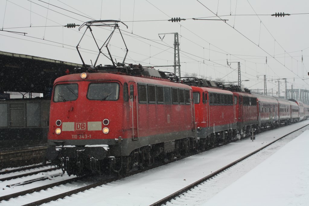 110 343 Fhrt einen einen PBZ-Zug bestehend aus 3 110 n-Wagen D-Wagen
IC Wagen durch den BF Kln Deutz