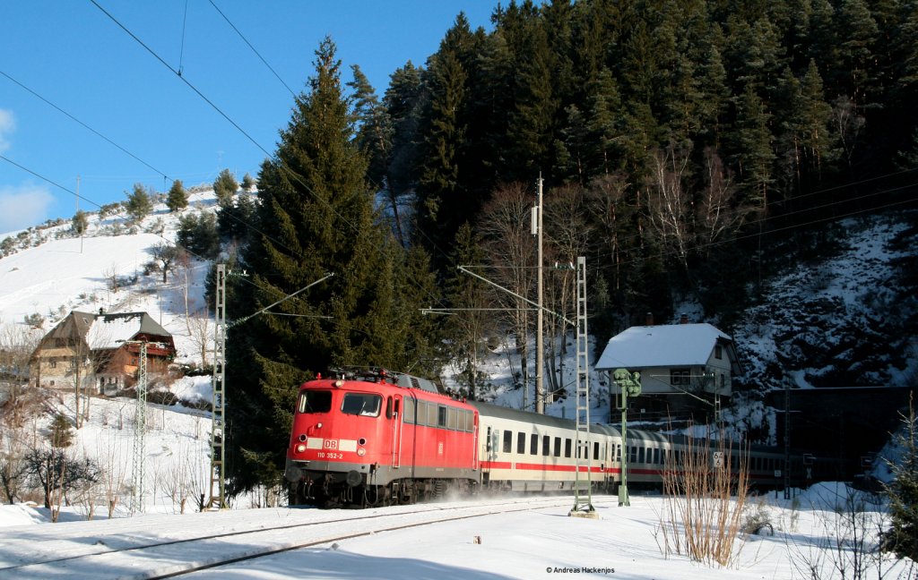 110 352-2 bespannte mit einer Kp Reserve aus Leipzig den IC 2370  Schwarzwald  (Konstanz-Hamburg Hbf) bei Nubach 3.1.11. Seit 26.01.11 ist die Lok z gestellt.
