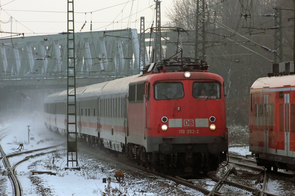 110 352-2 mit IC bei der Durchfahrt in Recklinghausen-Sd 3.12.2010
