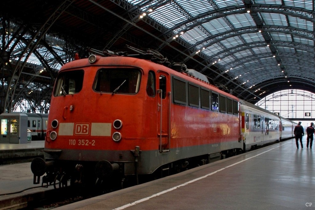 110 352-2 steht am 28.11.2009 mit dem Prventionszug in Leipzig Hbf.