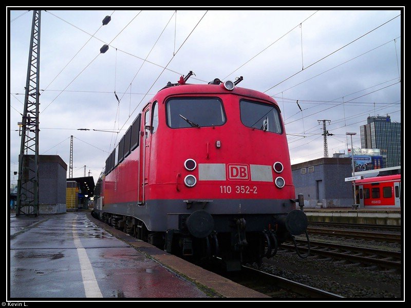 110 352 mit dem SBB Prventionszug abgestellt im Dortmunder Hbf. Aufgenommen am 5.12.2009