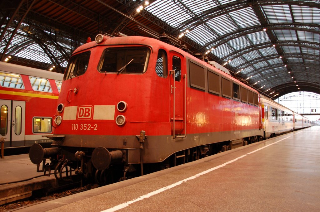 110 352 steht am 28.11.09 mit dem Prventionszug im Leipziger Hbf.