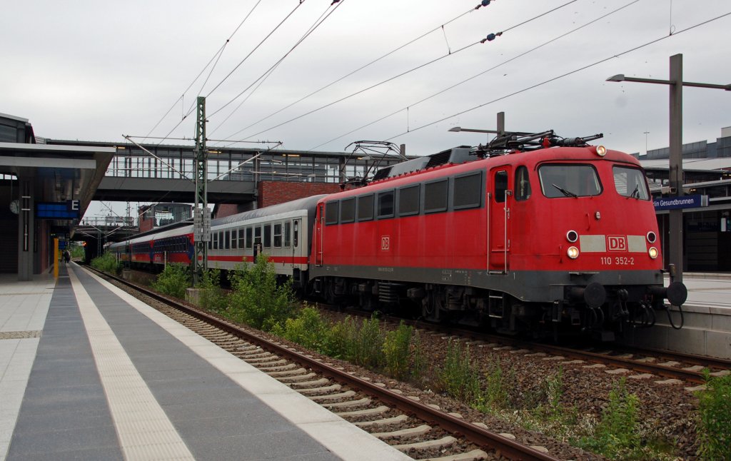 110 352 steht mit einem Kreuzfahrersonderzug im Gesundbrunnen und wartet auf die Abfahrt nach Warnemnde.