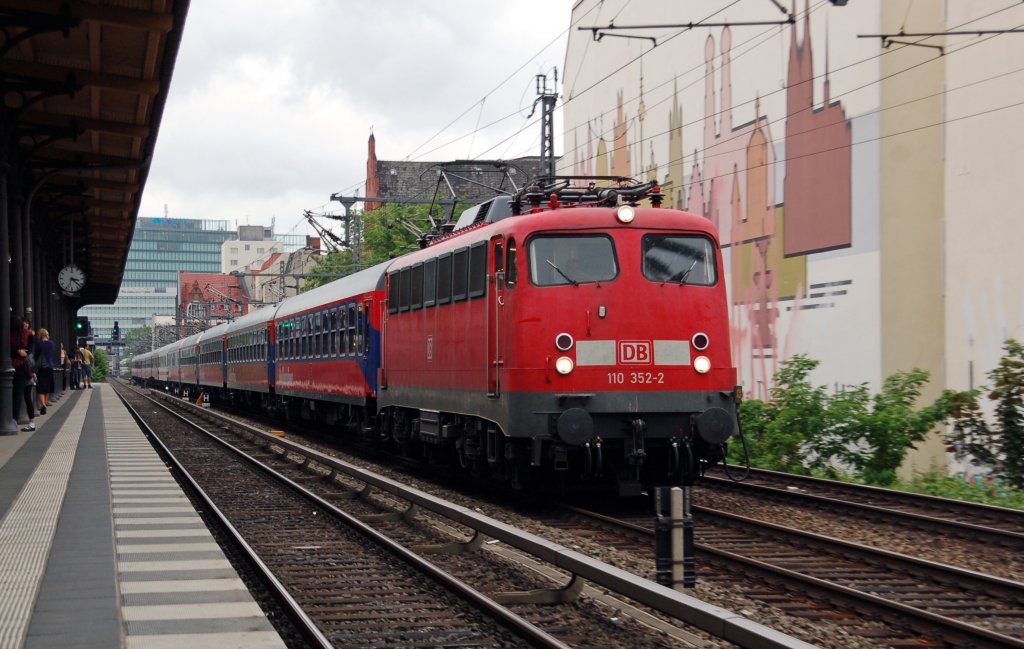 110 352 zieht am 12.06.10 einen Kreuzfahrersonderzug vorbei am Savignyplatz Richtung Grunewald.