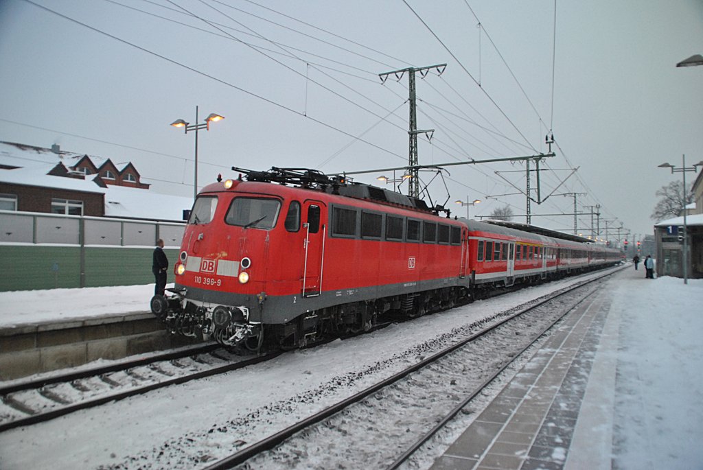 110 369-9, am 22.12.2010 in Lehrte, mit RE nach Braunschweig.