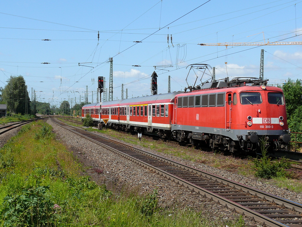 110 380-3 mit RB 59  Hellweg-Bahn  (Dortmund-Soest). Bf Holzwickede, 23.06.2008.
