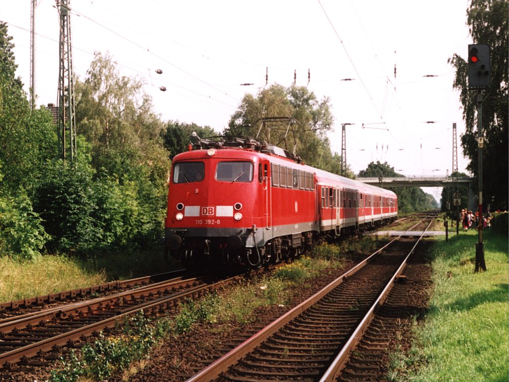 110 392-8 mit RB 35  Der Weseler  22520 Duisburg Hbf-Emmerich auf Bahnhof Empel-Rees am 23-8-2004. Bild und scan: Date Jan de Vries.