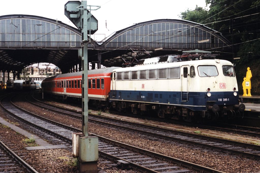 110 395-1 mit RB 8421 Kln Deutz-Mnchengladbach auf Aachen Hauptbahnhof am 13-07-1998. Bild und scan: Date Jan de Vries.