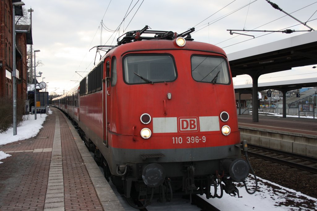 110 396 zog den RE 14551 am 08.03.2010 von Hannover HBF nach Wolfsburg HBF hier beim Halt in Gifhorn der Zug steht hier 9 Minuten und das ohne berholung