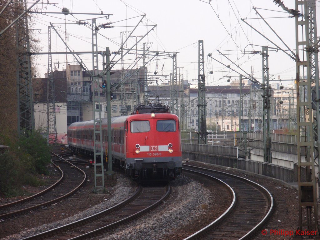 110 398-5 ihres Zeichens einzige bei DB Regio NRW verbleibende 3er 110er zieht am 19.4.2010 den RE4 Verstrker in Richtung Aachen kurz vor Dsseldorf-Friedrichstadt.
