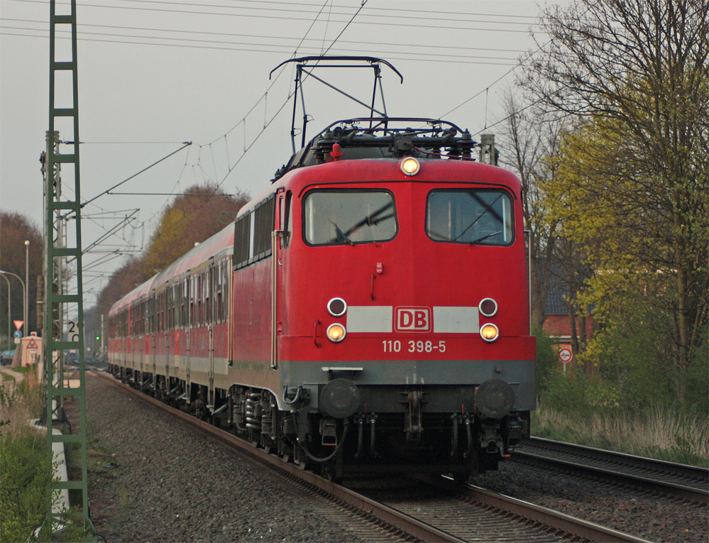 110 398-5 mit dem RE11598 aus Dsseldorf nach Aachen zwischen Lindern und Geilenkirchen an der ehem. Anrufschranke 14.4.10
