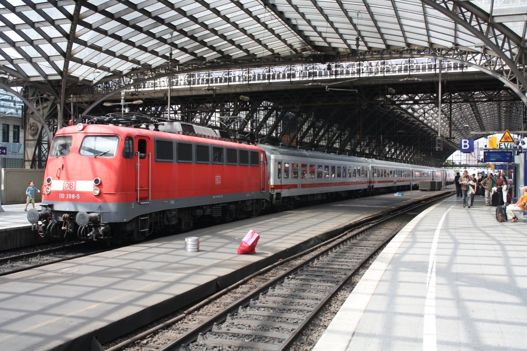 110 398-5 Steht am 25.07.10 mit einem IC abfahrbereit in Kln Hbf