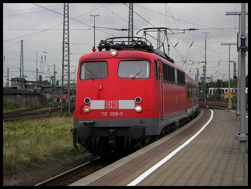 110 398 mit dem RE4 bei der Einfahrt in Neuss Hbf
