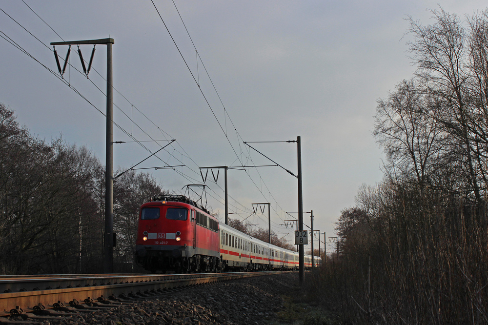 110 401-7 fuhr am 09.02.2013 mit dem IC 133 von Koblenz nach Norddeich, hier bei Neermoor.