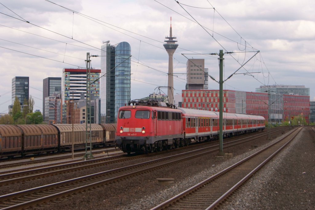 110 401-7 mit dem RE 10450 von Dsseldorf nach Aachen in Dsseldorf-Hamm am 27.04.2012