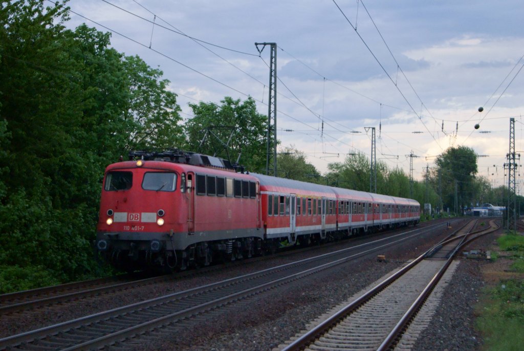 110 401-7 mit dem RE 1 von Aachen nach Hamm(Westf) bei der Durchfahrt durch D�sseldorf-Oberbilk am 10.05.2012