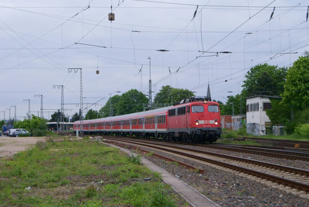 110 401-7 mit dem RE 10450 von D�sseldorf nach Aachen bei der Abfahrt in Rheydt Hbf am 18.05.2012