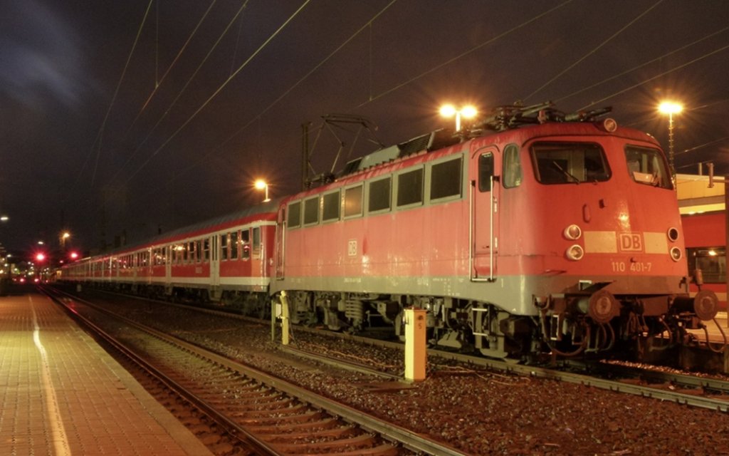110 401-7 steht mit dem Fuballsonderzug am 21.01.2012 in Kaiserslautern
