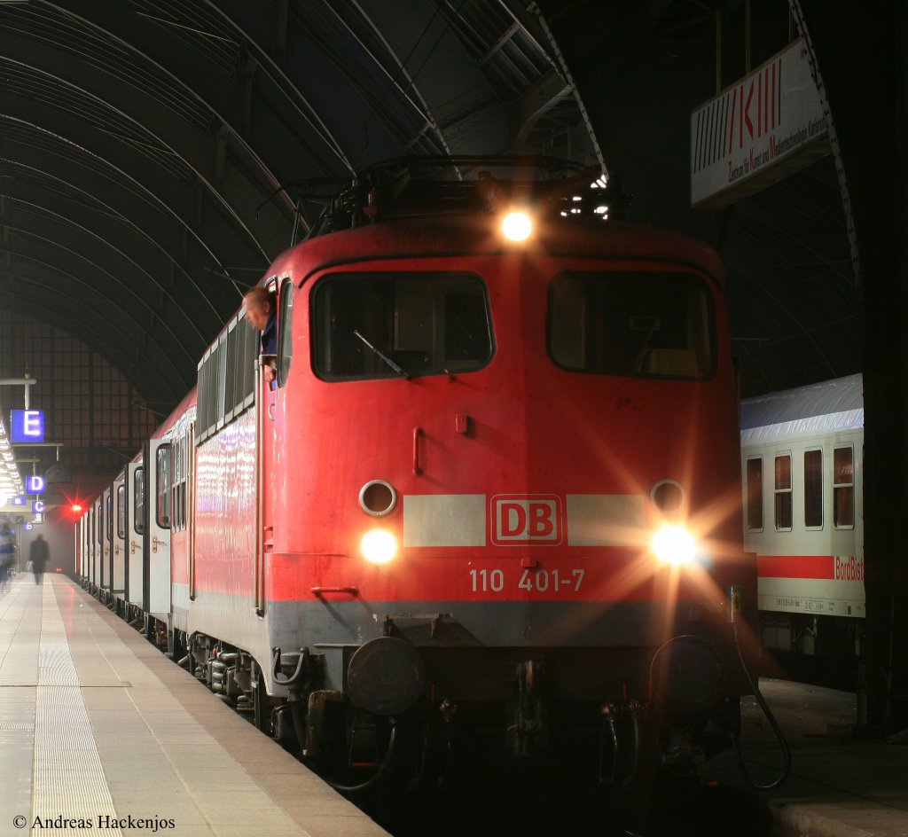 110 401-7 zieht ihre Garnitur gleich in die Abstellanlage Karlsruhe 29.10.09