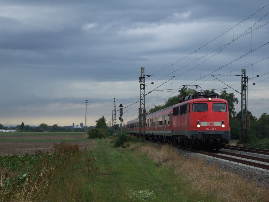 110 401 ist am Abend des 08.10.2009 mit ihrem RE nach Karlsruhe kurz vor dem Bahnhof Bobenheim