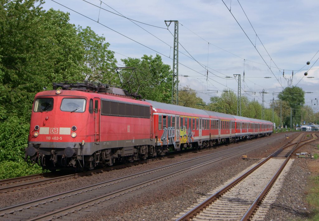 110 402-5 zog am 09.05.2012 den RE 5 von Koblenz nach Emmerich durch Dsseldorf-Oberbilk