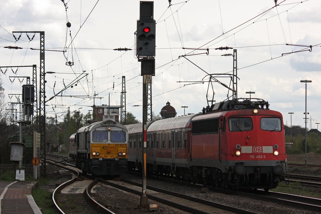 110 402 mit einem umgeleiteten RB 35 Verstrker als Parallelfahrt mit ECR 247 041 in Duisburg-Bissingheim.Aufgenommen am 19.4.12.