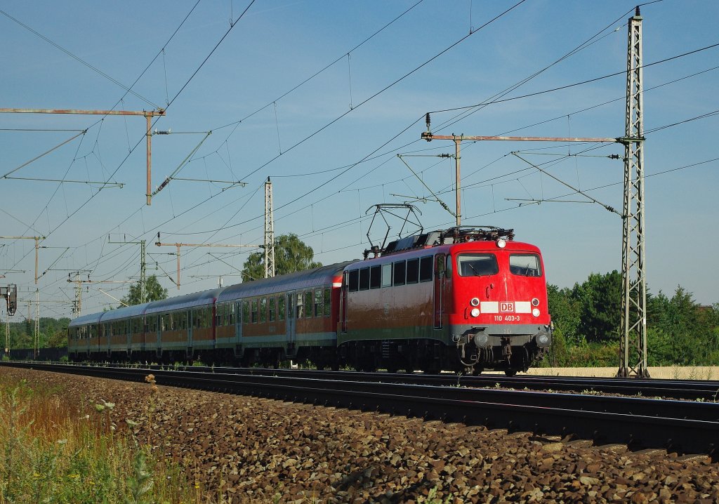 110 403-3 mit RB in Richtung Seelze bei Dedensen-Gmmer. Aufgenommen am 20.07.2010.