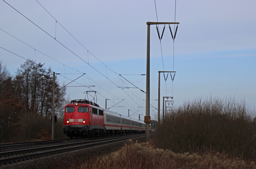 110 406-6 fuhr am 01.02.2013 mit dem IC 134 von Norddeich nach Koblenz, hier bei Veenhusen.