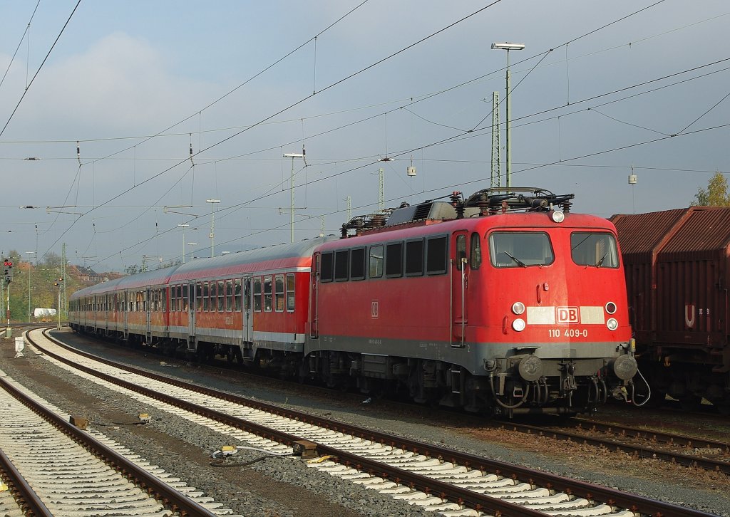 110 409-0 stand am 23.10.2010 mit einer Regionalzug-Wageneinheit abgestellt in Marburger Bahnhof.