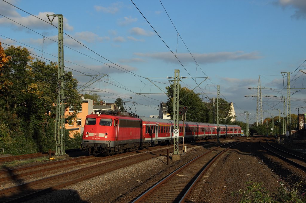 110 410-8 mit dem Lr-RE 10454 (Dsseldorf Hbf - Aachen Hbf) in Dsseldorf-Flingern am 09.10.12