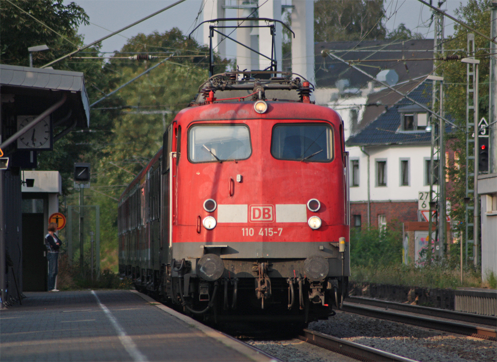 110 415-7 mit dem RE11596 aus Dsseldorf nach Aachen bei der Einfahrt in Geilenkirchen, 18.8.10