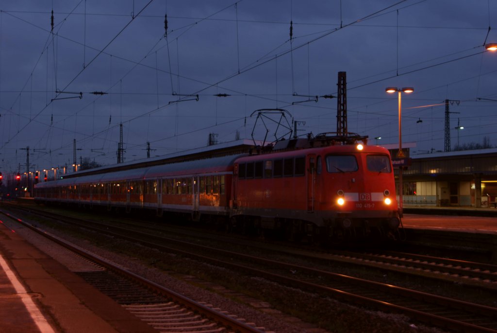 110 415-7 mit einer RB 35 nach Emmerich in Oberhausen Hbf am 04.01.2012