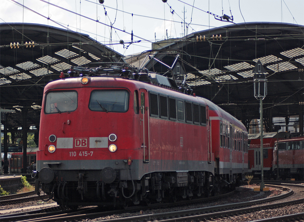 110 415-7 mit der RE4 (11592) aus D�sseldorf auf dem Weg in die Abstellanlage in Aachen Rothe-Erde, 11.6.10