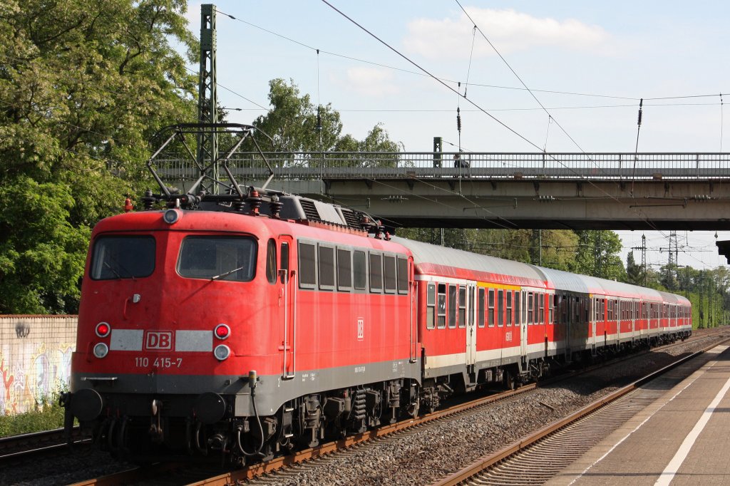 110 415-7 schiebt am 18.5.11 einen n-Wagenzug zur Bereitstellung nach D�sseldorf Hbf durch D�sseldorf-Angermund.