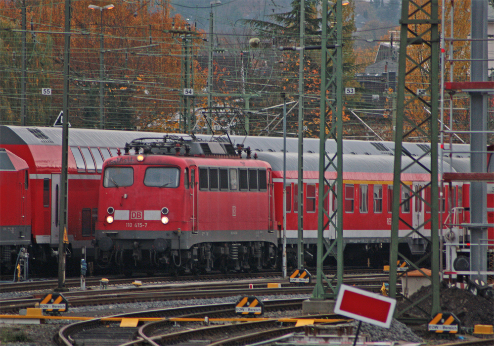 110 415-7 steht mit einem Verst�rkerpark abgestellt am Aachener Hbf, 6.11.10