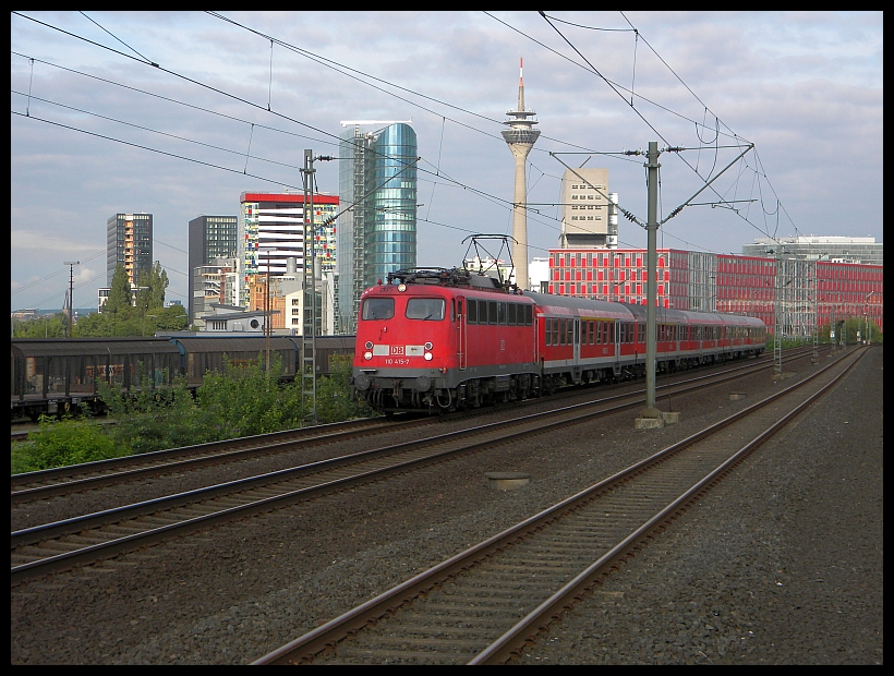 110 415 mit dem RE4 bei der Durchfahrt durch D�sseldorf Hamm