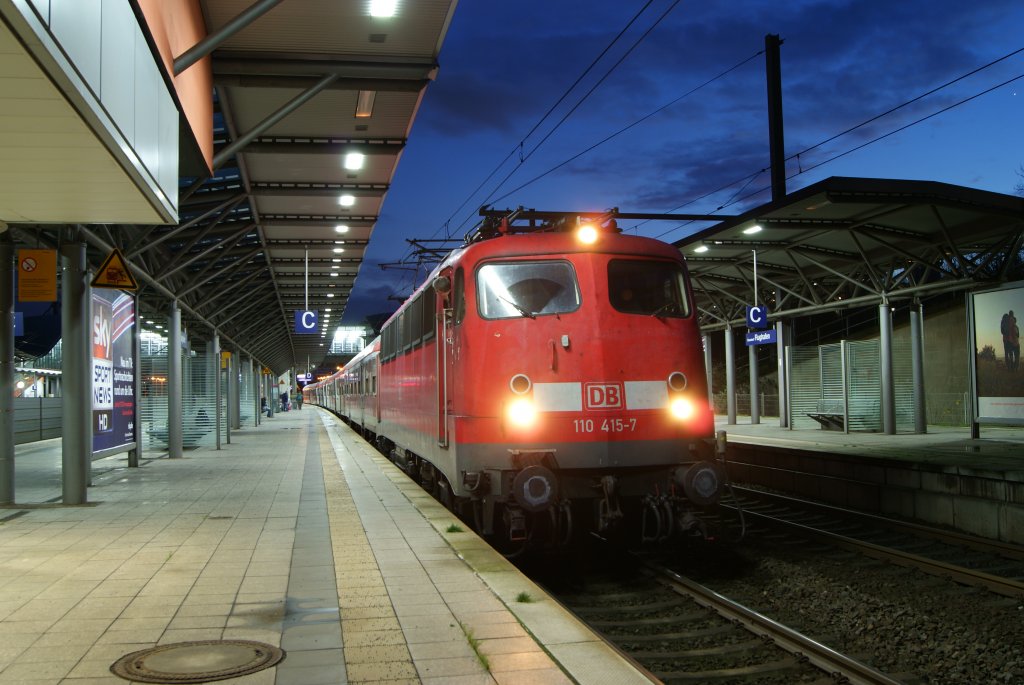 110 415 mit der RB 35 nach Wesel am Dsseldorfer Flughafen am 02.01.12