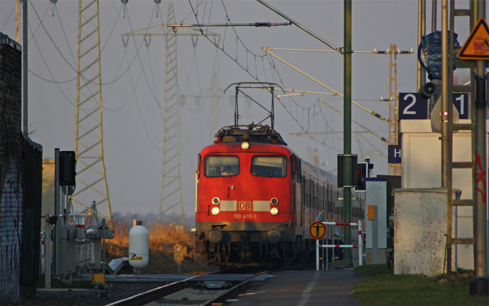 110 418-1 mit dem RE10462 nach Aachen Hbf bei der Einfahrt in Herrath, 3.3.11