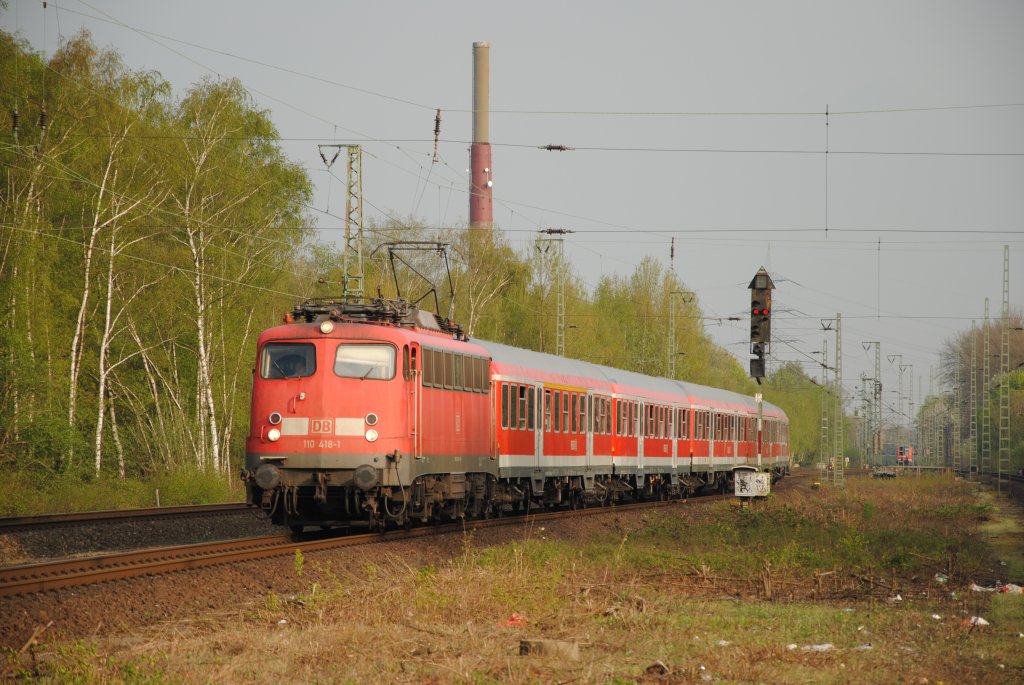 110 418-1 mit einer RB35 in Dinslaken am 08.04.2011 