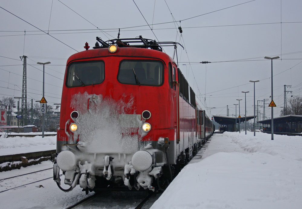110 418 mit dem RE5 nach Emmerich beim Halt in K�ln-M�lheim, 25.12.10